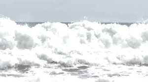台風接近! 離岸流に流されたら「浮いて」救助を待て 独力で救助せず「救助要請」を