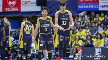ピッタリ7分で靴ひもを結ぶ田臥勇太と、何度も見るロシター。Bリーグ選手の信頼関係