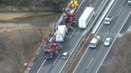 「左の壁にトラックが衝突」トラックが東名高速でガードレール突き破る…車体の一部が外側にはみ出す　愛知・岡崎市