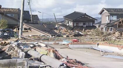 高齢女性「父ちゃんが下敷きに『死ぬわや、死ぬわや』と」　救出の一方、手付かずの現場も…瓦礫前に立ち尽くす家族　