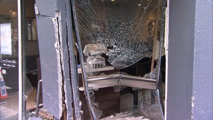 「吉野家」に車突っ込む…60代男性がアクセルとブレーキ踏み間違えか　店内に客いるもケガ人なし　東京・世田谷区