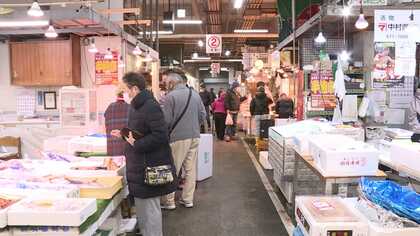 料理人らプロひしめく中で品定め「年末の買い出しお得術」　民間場外市場の“半値市”に集う買い物上手たち【愛知発】