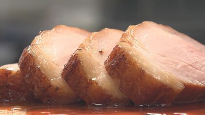 焼き加減は指で触って確認…「よそでは買わん」客大絶賛の絶品焼き豚 50年以上続く味守る77歳の匠の技