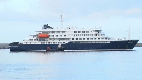 クルーズ船がテネリフェ島に到着、乗客下船へ　ハンタウイルス集団感染疑い　一般客とは接触しない形で飛行機に搭乗する計画