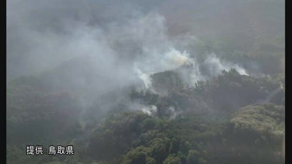 【続報】消防車両近づけず作業難航…防災ヘリで上空から消火へ 通報から18時間経過も延焼中（島根）