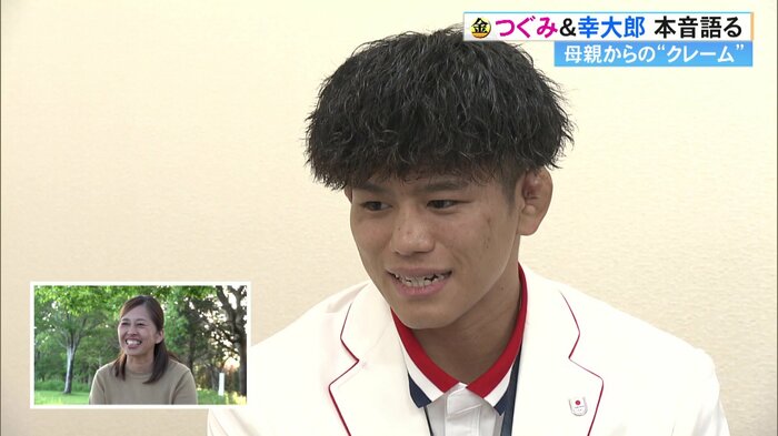 母親のインタビュー映像を見る清岡選手