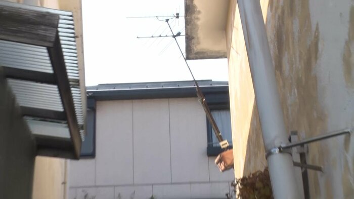 今にも倒壊しそうなアンテナ
