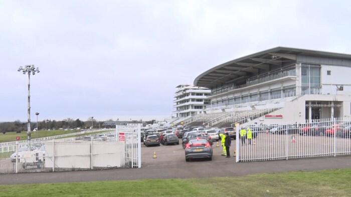 ワクチン接種会場になったロンドン近郊のエプソム競馬場(1月11日撮影)