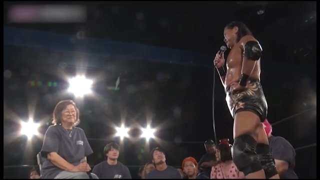 リングに母・徳子さんを呼び、思いを伝える大鷲さん