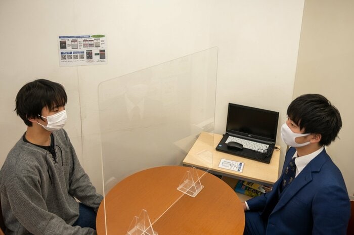 生徒とのミーティングの様子(画像:株式会社ナガセ)