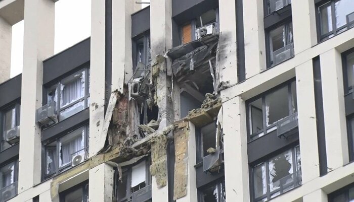 迎撃したドローンの残骸で破壊されたキーウ市内のマンション