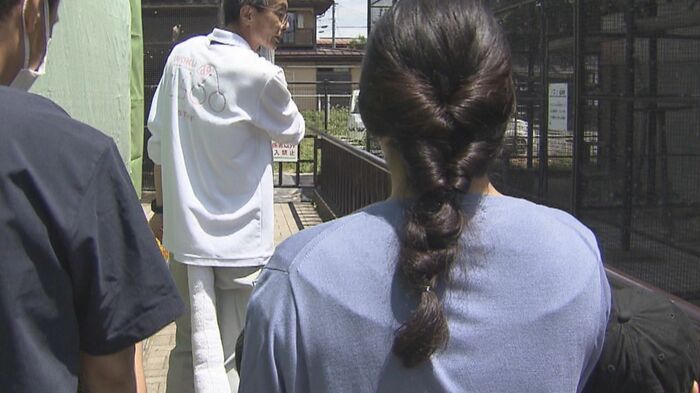 白い長靴に白いしっぽがトレードマーク ガイドツアーをする阿部さん