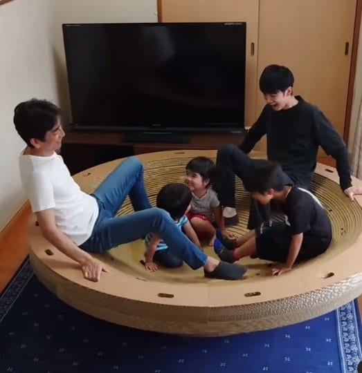 「お皿型の遊具」で遊ぶ上川さん(左)たち