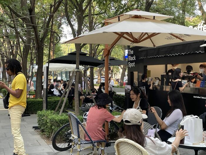 週末の繁華街にはオープンカフェも