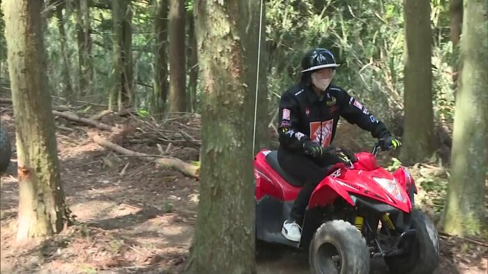 木々の間を進む原田笑リポーター