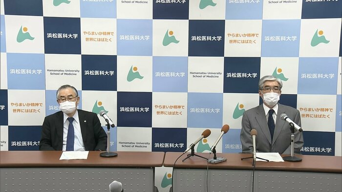 再任が決まった浜医大・今野学長(右・2021年10月)