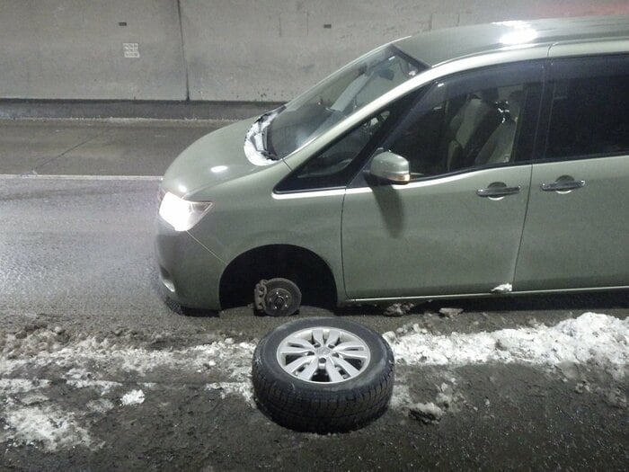 トラックの左後輪が外れて道路脇に停まっていた軽乗用車を直撃(12月14日 大樹町)