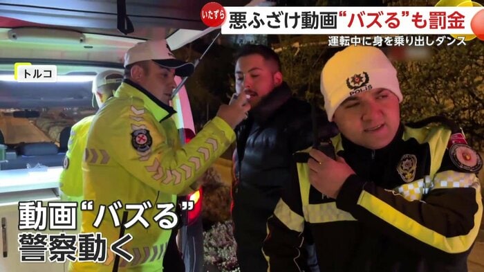 駆け付けた警察官に詰められる男