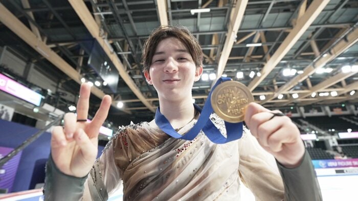 金メダルを手にピースをする中田