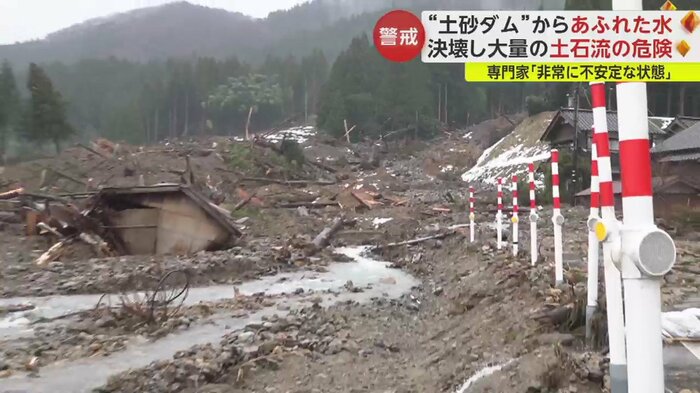 民家の間から水が流れ落ちてくる