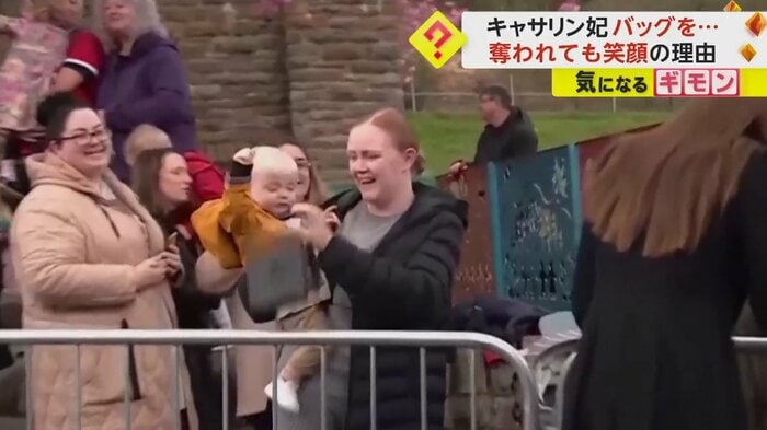 バッグを落としてしまう赤ちゃん