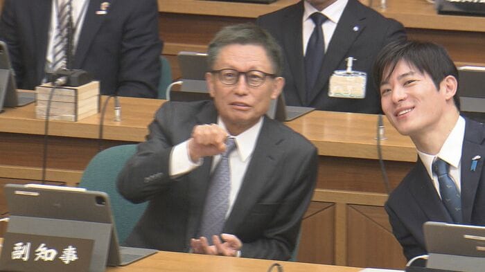 議場での中村副知事と石田知事
