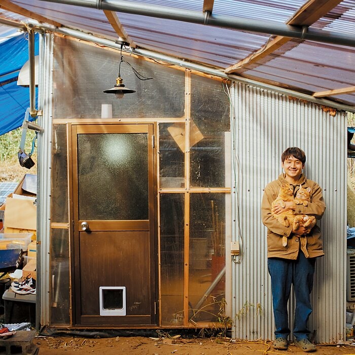 猫と一緒にDIYした小屋に暮らすかずひろさん(写真/星 亘)