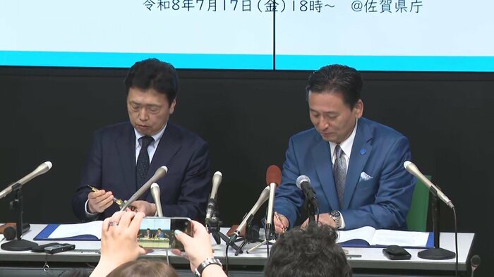 合意書にサインする国交省の水嶋事務次官と佐賀県の山口知事（2026年7月17日・佐賀県庁）