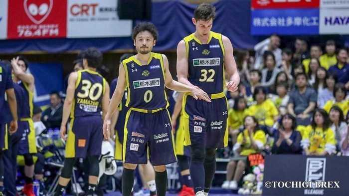 ピッタリ7分で靴ひもを結ぶ田臥勇太と、何度も見るロシター。Bリーグ選手の信頼関係