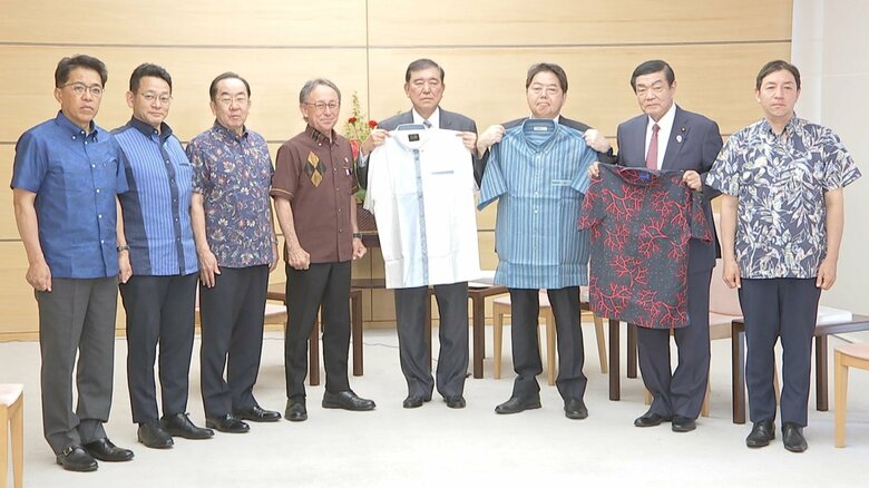 石破首相に沖縄県から「かりゆしウェア」贈呈　玉城デニー知事が首相官邸を訪問｜FNNプライムオンライン