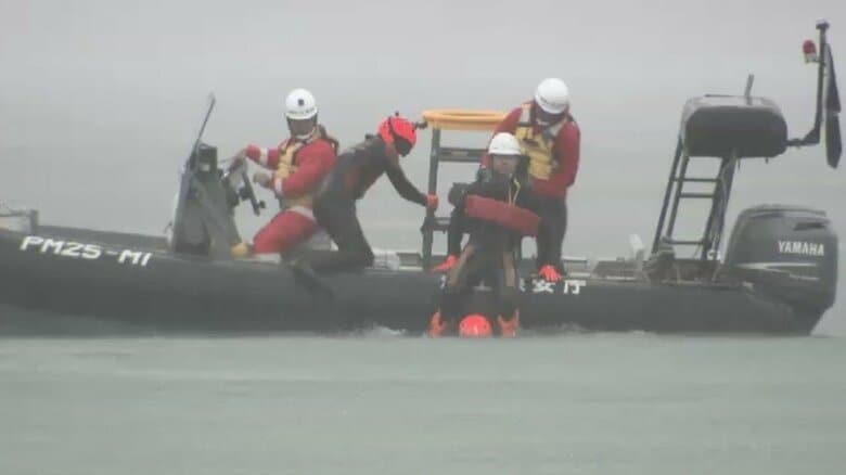 海水浴シーズンを前に救助訓練　海上保安部や消防など参加「流された人を見つけたら118通報を」福岡｜FNNプライムオンライン