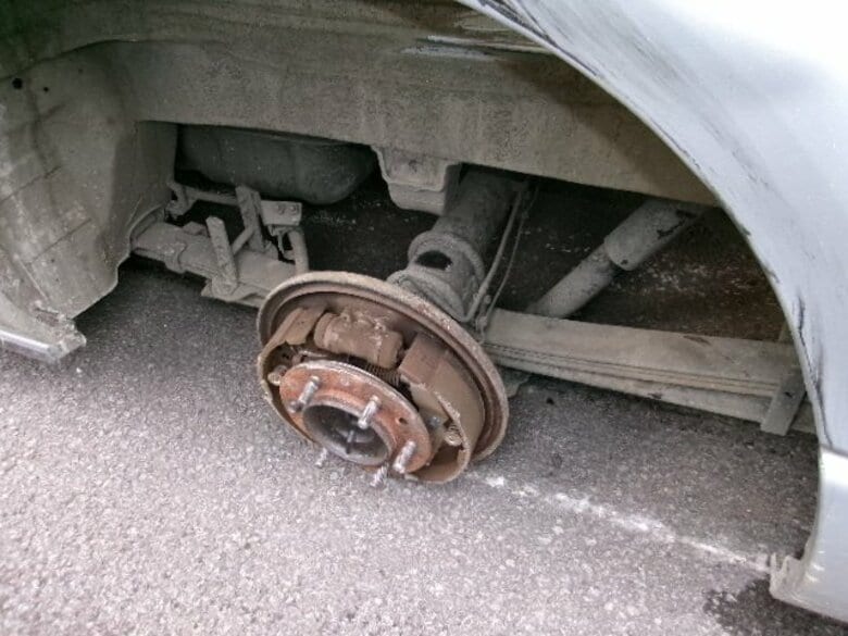 「左後部のタイヤが外れた」小樽市の「毛無峠」でワンボックスカーのタイヤが脱落…30メートルほど転がりガードロープに衝突…ケガ人なし〈北海道小樽市〉｜FNNプライムオンライン