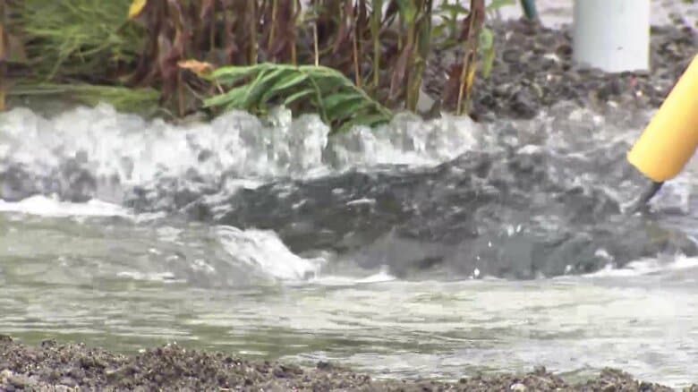 「早朝の交差点道路が水没」老朽水道管から水漏れか？付近の工場9カ所で断水「復旧のめど立たず」神奈川・横須賀市｜FNNプライムオンライン