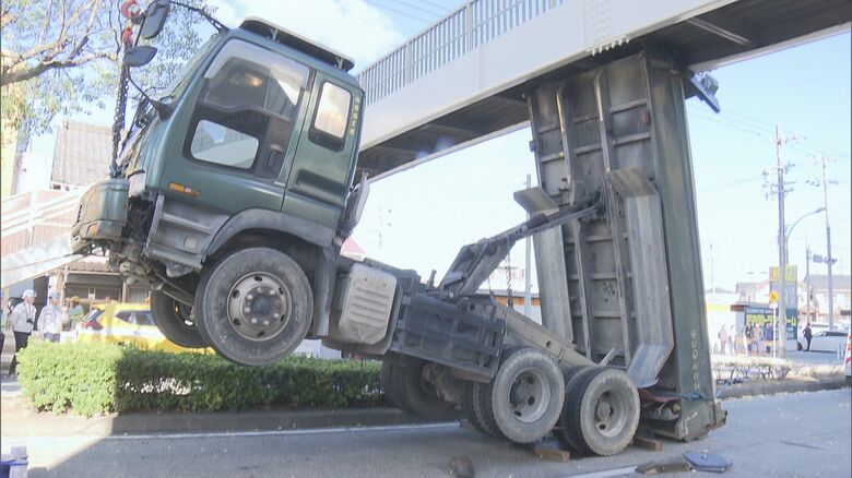 通勤時間帯を直撃し長い車列…歩道橋にダンプカーが引っかかり道路ふさぐ 荷台上げたまま走行か｜FNNプライムオンライン
