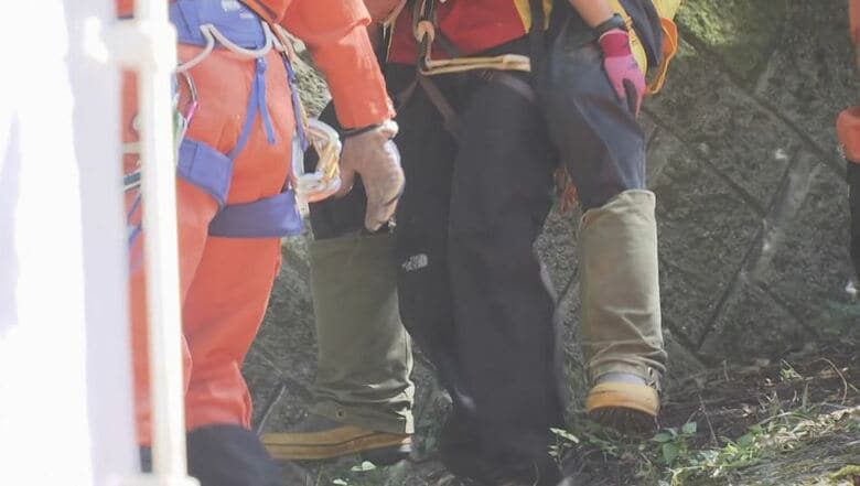 「道に迷って一晩中、山の中を歩き回り…」キノコ採りで81歳男性が遭難　翌朝、山で家族が発見　救助隊に背負われ下山　あばらの骨を折る大ケガ　長野・松本市｜FNNプライムオンライン