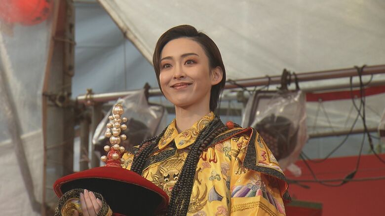 タカラジェンヌ「まりりん」が皇帝になった！飛翠真凜さん演じた女性初の皇帝は「かっこいい」と「キラキラ笑顔」長崎ランフェス｜FNNプライムオンライン