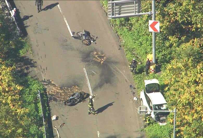 【速報】路上に転がる大型バイク2台、路外に飛び出した乗用車…バイク2台と乗用車が絡む事故が発生…シルバーウィークでツーリング中か＜北海道当別町＞｜FNNプライムオンライン