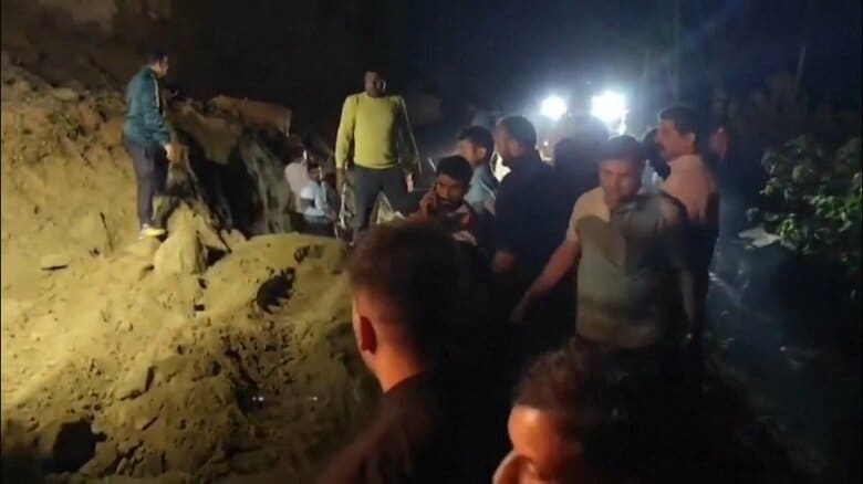 走行中バス土砂崩れに巻き込まれ18人死亡、ケガ人複数…乗客は30人～35人か　インドで豪雨による土砂崩れ相次ぐ｜FNNプライムオンライン