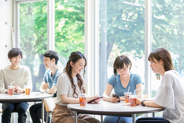 コロナ禍で友達と過ごす時間が減少した(画像はイメージ)