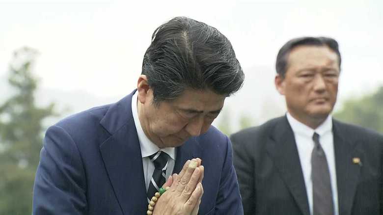 父・安倍晋太郎元外相の墓参に訪れた安倍首相(1月6日 山口・長門市)