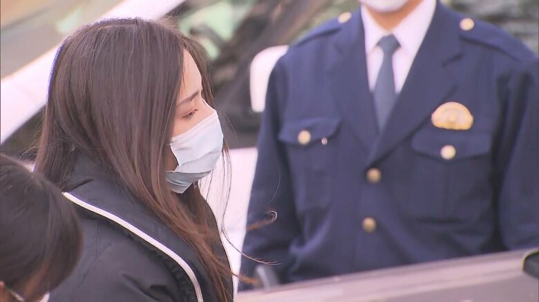 神奈川県警は、医師などの見解をもとに、「故意に熱湯をかけられた」と判断し逮捕に至った。