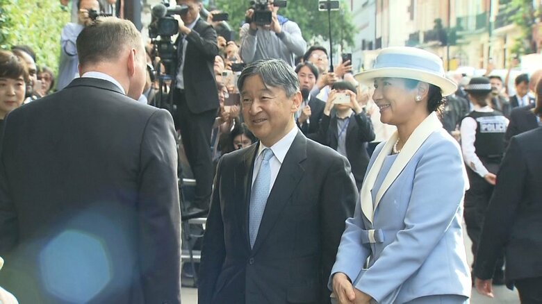 宿泊先のホテルに到着された両陛下