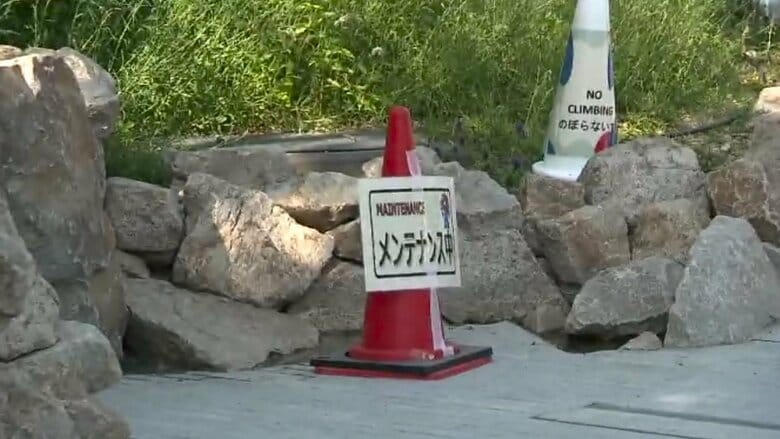 排水溝にコーンで注意喚起