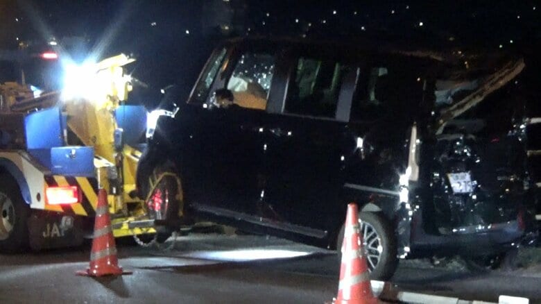 追突された黒い軽自動車
