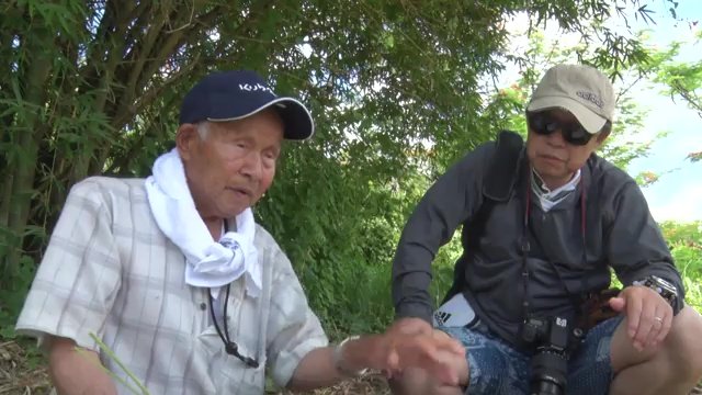 かつての居住跡を訪ねた久夫さんと息子の雅利さん