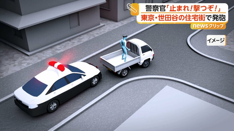 警察官が運転手を確保するため、軽トラックの荷台へ乗り込んだイメージ