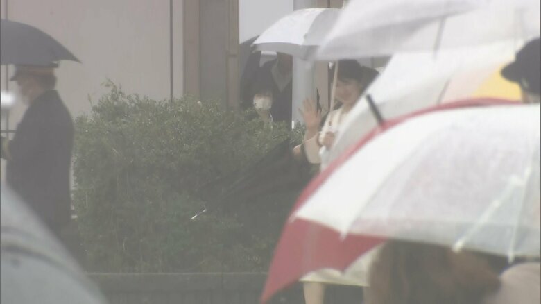 鳥羽駅に到着され笑顔で手を振る愛子さま