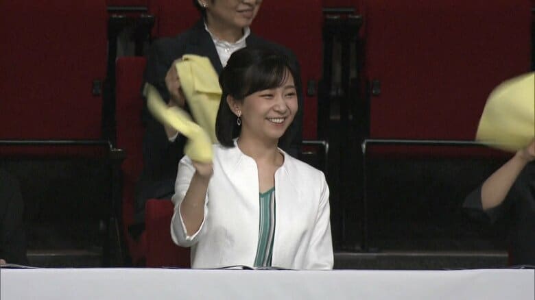 Ｂ’ｚの「ultra soul」に合わせて黄色いタオルを振られた