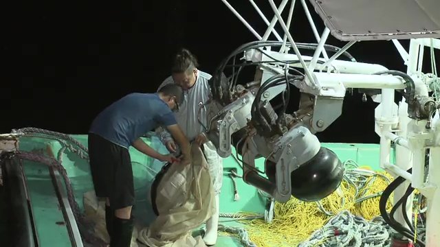 原さんは師匠と暮らしながら技術を学ぶ