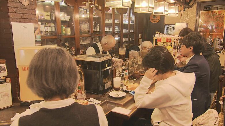 閉店を惜しんで多くの客が